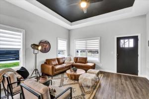 Χώρος καθιστικού στο Central Bardstown Home Near Distilleries & Dining +44 φωτογραφίες