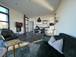 un soggiorno con divano e sala da pranzo di Chalet Meeresruhe Comfortable holiday residence a Enkhuizen