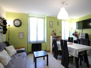 salon ze stołem i jadalnią w obiekcie F3 avec Wifi à 150m du centre et thermes du Mont-Dore - 5 couchages - FR-1-415-143 w mieście Mont-Dore