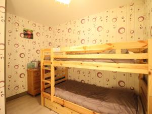 sypialnia z dwoma łóżkami piętrowymi w pokoju w obiekcie F3 avec Wifi à 150m du centre et thermes du Mont-Dore - 5 couchages - FR-1-415-143 w mieście Mont-Dore