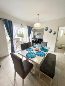 eine Küche und ein Esszimmer mit Tisch und Stühlen in der Unterkunft Departamento Blue Vacacional in Playa del Carmen