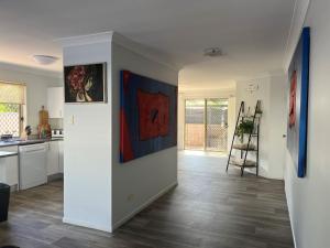 O bucătărie sau chicinetă la 1-8 Indigo Avenue - Rainbow Beach Walk to beach