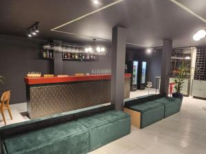 a bar with green seating in a restaurant at Zuppolini Garden Hotel in Bananeiras