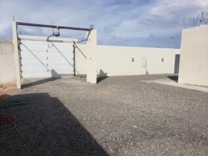 un grand bâtiment blanc avec une porte de garage dans l'établissement Casa VistaBella, à San Felipe