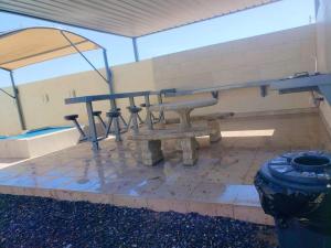 une table de pique-nique et un banc dans un bâtiment dans l'établissement Casa VistaBella, à San Felipe