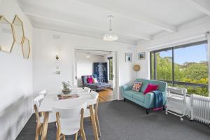 Una sala de estar con una mesa y sillas blancas. en Oceanside Escape, en Aireys Inlet