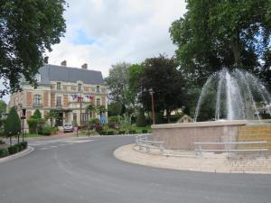 a fountain in the middle of a street in front of a building at Studio Centre ville Claye Souilly Parking communal Gratuit in Claye-Souilly