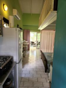 eine Küche mit einem Kühlschrank und ein Wohnzimmer in der Unterkunft Droomstudio seru coral 32 in Willemstad