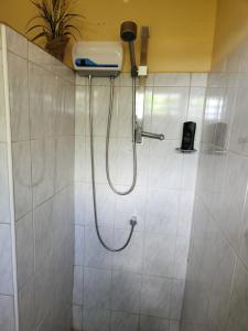 eine Dusche im Bad mit einem Schlauch an der Wand in der Unterkunft Droomstudio seru coral 32 in Willemstad + 35 Fotos