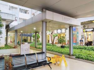 Un centro comercial con un banco delante. en The Royale Sentra Tower Kuning Powered by Cocotel, en Yakarta