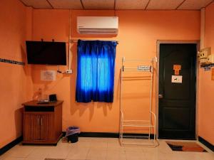 沙敦Ingpha Room For Rent的一间设有蓝色窗帘和门的房间