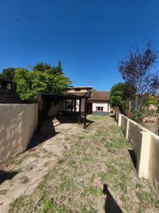 an empty yard with a fence and a building at Chalet Mar de Ajo in Mar de Ajó