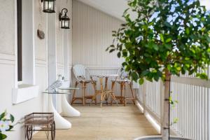 a porch with chairs and a table and a tree at Secret River Cottage in Windsor