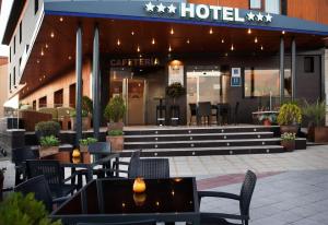 A restaurant or other place to eat at Hotel Torre de Sila