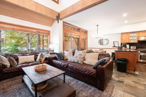 een woonkamer met een bank en een tafel bij Montebello 4877 by Outpost Whistler in Whistler