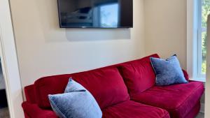 TV o dispositivi per l'intrattenimento presso Dancin on the Waves On Lagoon Boat dock, Pool, Firepit