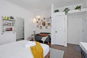 Ένα ή περισσότερα κρεβάτια σε δωμάτιο στο Cozy Upstairs Studio Near Downtown and the River