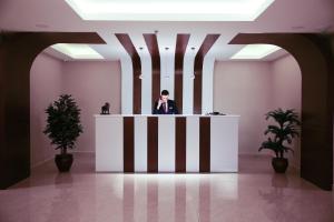 伊斯坦布尔黄金沙龙酒店的站在大厅的讲台上的人