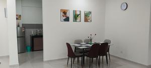 een eetkamer met een tafel en stoelen bij Classic Spot - Meru Raya in Ipoh