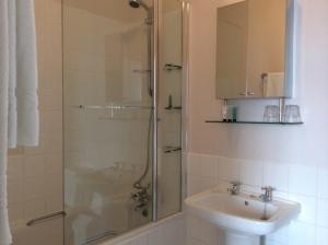 een badkamer met een douche en een wastafel bij No24 Ventnor in Ventnor