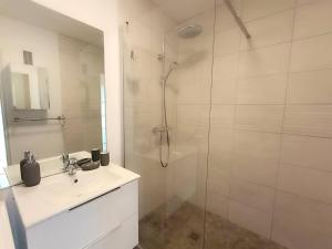 une salle de bain blanche avec une douche et un lavabo dans l'établissement Bel appartement 4 pers avec parking et WIFI au centre-ville de Perros-Guirec - FR-1-368-454, à Perros-Guirec 13 autres photos