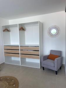 Postel nebo postele na pokoji v ubytování Vue mer sur la Marina, Le Juliana