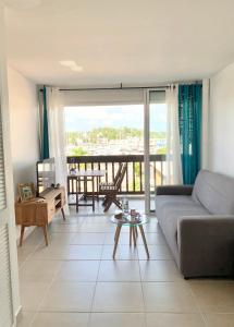 Rõdu või terrass majutusasutuses Vue mer sur la Marina, Le Juliana