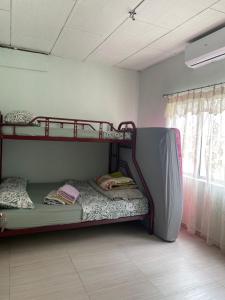 Ένα ή περισσότερα κρεβάτια σε δωμάτιο στο Seri Selasih Klebang! +9 φωτογραφίες