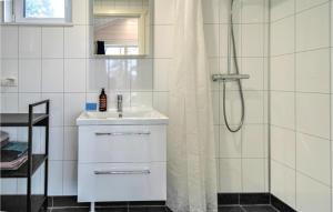 Un baño de Lovely Home In Ugglarp With Wifi