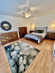 a bedroom with a bed and a ceiling fan at Grand Residence - Spacious Luxury 3 bed, 2 bath in Prescott