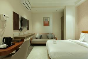 Hotel Aishwarya客房内的一张或多张床位