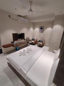 Hotel Aishwarya客房内的一张或多张床位