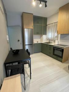 Virtuvė arba virtuvėlė apgyvendinimo įstaigoje Chris Apartment