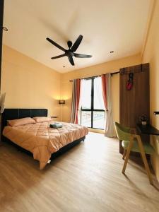 a bedroom with a bed and a ceiling fan at Sleek Cottage GLEN 1 HomeStay Kuching in Kuching