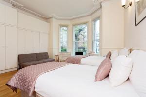 A bed or beds in a room at Veeve - Al Fresco Dream 