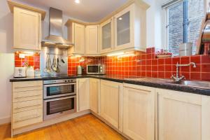 A kitchen or kitchenette at Veeve - Al Fresco Dream 