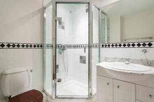 A bathroom at Veeve - Al Fresco Dream 