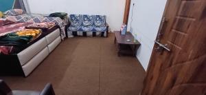 Un pat sau paturi într-o cameră la Madhu home stay Sai Sahara Bhavan