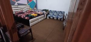 Un pat sau paturi într-o cameră la Madhu home stay Sai Sahara Bhavan