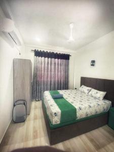 Un dormitorio con una cama grande y una ventana. en Devon Villa Hikkaduwa, en Hikkaduwa