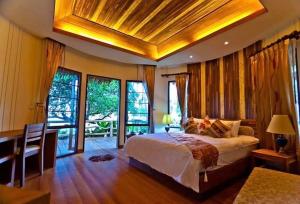 瑶亚岛Better View Koh Yao Yai的带床、书桌和窗户的卧室