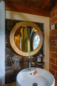 Baðherbergi á Hobbit Hole Hideaway