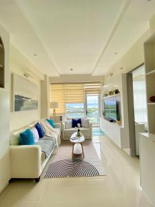 Χώρος καθιστικού στο Luxury Oceanview Condo