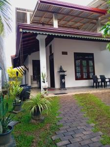 Casa con porche y patio en Devon Villa Hikkaduwa, en Hikkaduwa