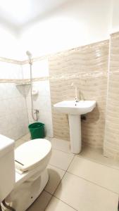 Un baño blanco con inodoro y lavabo. en CJL TRANSIENT HOUSE B-Basak Lapu-lapu City Cebu,Mactan, en Lapu Lapu City