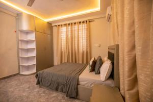 - une petite chambre avec un lit et un placard dans l'établissement Agape Villa, à Sékondi