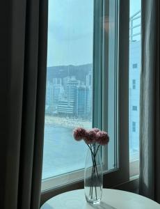 Gallery image ng #광안대교#오션뷰헬스장&사우나#무료주차#해변도보3분#넷플릭스#밀락더마켓 sa Busan