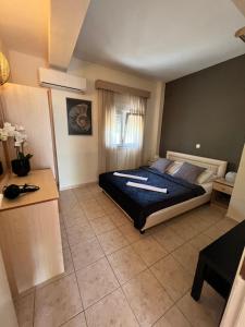 a bedroom with a large bed in a room at DERES Apartments in Hanioti