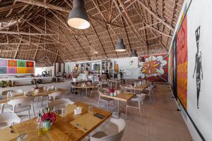 Restaurace v ubytování The Loop Beach Resort