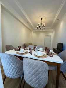 a dining room with a table and chairs at Paradise- 2 rooms in Sumqayyt